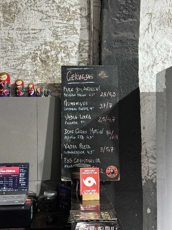 Glasses of freshly poured beer at Cerveja Dos Diabos Porto