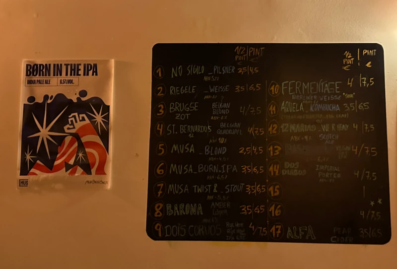 Tap list chalkboard at Sigilo Porto showing 17 beers
